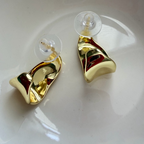 New! Gold Wave Dangle Earrings (2946) - Picture 2 of 3